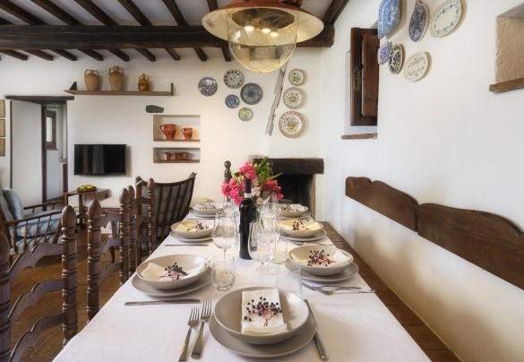 dining room with Smart TV, armchairs and dining table - Podere Caprarecce