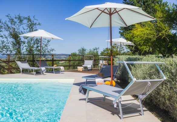 solarium deck and non-slip stoneware houses sunbeds and umbrellas - Podere Caprarecce