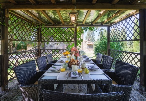Pergola with dining table between Main house and Annex - Podere Caprarecce