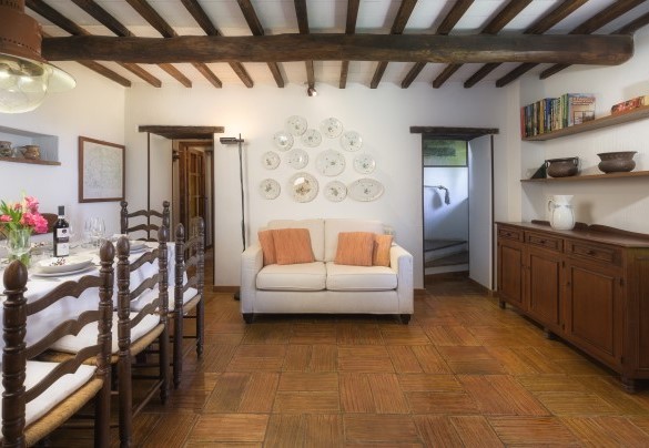 Dining room, staircase to the first floor, hallway to the bathroom and studio - Podere Caprarecce