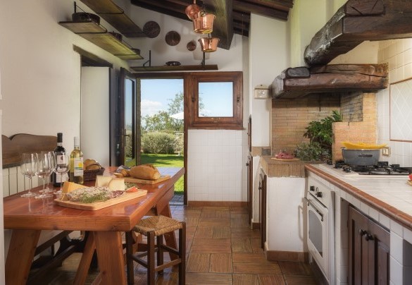 Kitchen with direct exit to the pool side garden - Podere Caprarecce