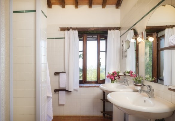 Bathroom with shower n.2 on the first floor, serving both bedrooms in Main house - Podere Caprarecce
