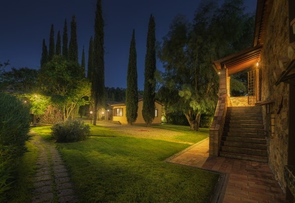 Staircase to the first floor of the farmhouse, pergola and annex in the background - Podere Caprarecce
