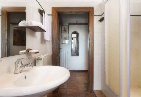 Bathroom with shower n.2 on the first floor, serving both bedrooms in Main house - Podere Caprarecce