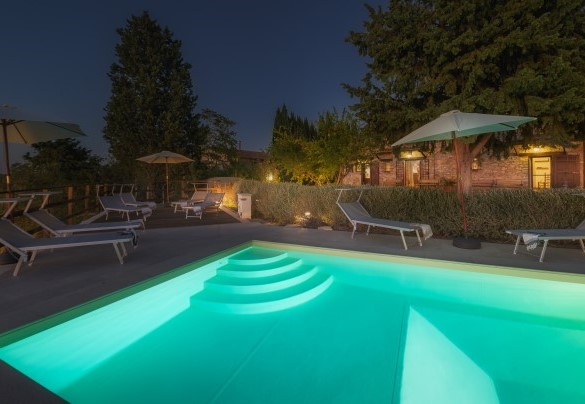 the lighting inside the pool and in the solarium - Podere Caprarecce