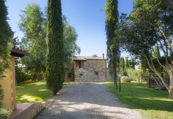 driveway, Annex, Farmhouse and pergola with dining table - Podere Caprarecce