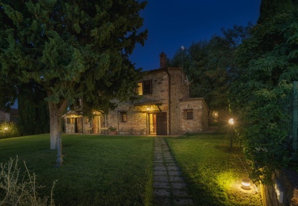 The well-kept garden between the farmhouse and the pool - Podere Caprarecce