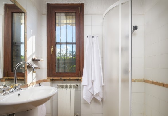 Bathroom with shower n.3 next to bedroom n.3, Annex - Podere Caprarecce