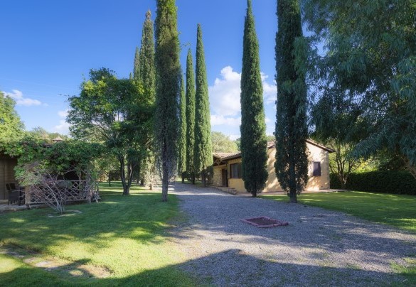 driveway between the pergola with dining table and the Annex - Podere Caprarecce