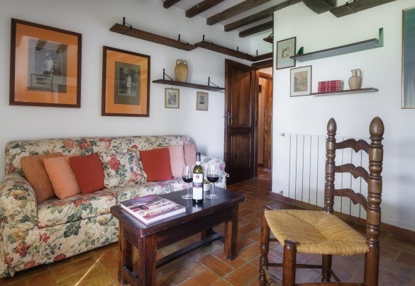 Studio next to the dining room with direct exit to the pool-side garden - Podere Caprarecce