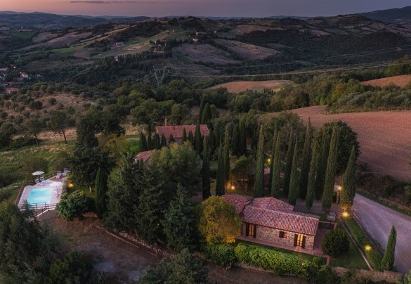 The property in the warm lights of the sunset - Podere Caprarecce