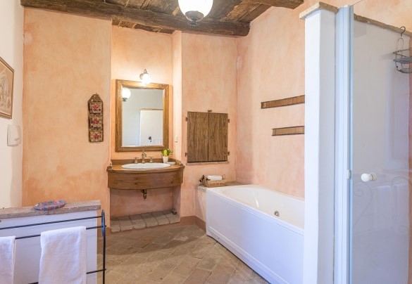 Bagno n.2 con doccia e vasca idromassaggio en-suite con camera 2 - Podere Le Corone