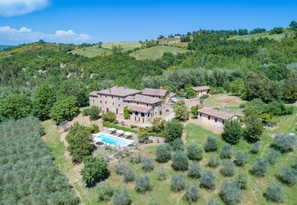 Il bellissimo borgo e la piscina visti dal alto - Podere Le Corone