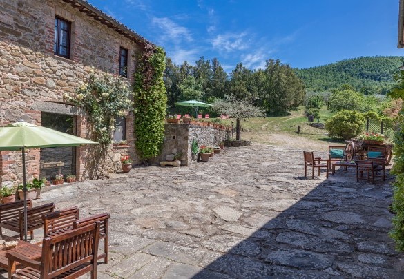 Il cortile arredato con tavoli e sedie - Podere Le Corone 