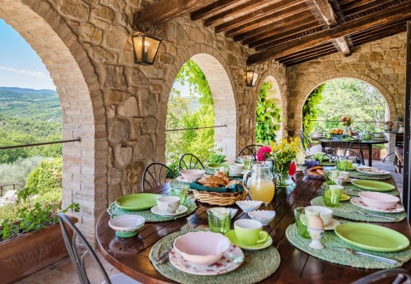 Il grazioso porticato con il tavolo preparato per mangiare all'aperto - Podere Le Corone