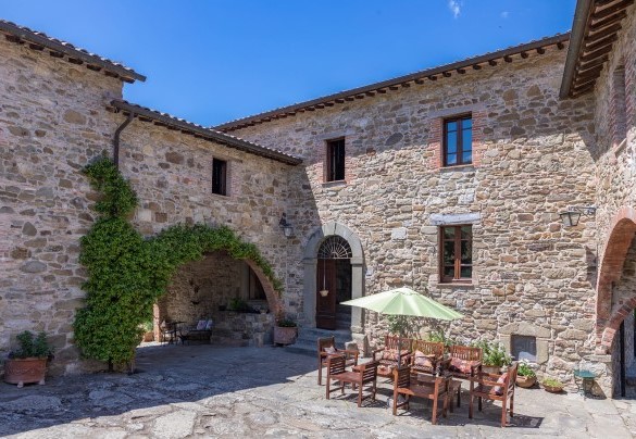Il casale si sviluppa intorno ad un cortile esterno - Podere Le Corone