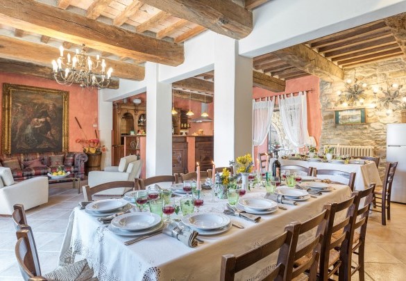 Sala da pranzo open con la cucina e uscita diretta al porticato - Podere Le Corone  