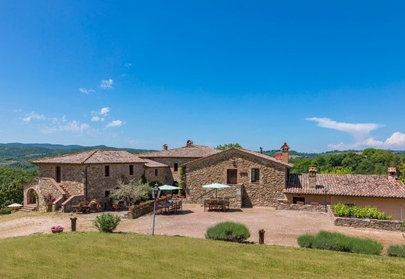 Il casale con il suo suggestivo cortile - Podere Le Corone
