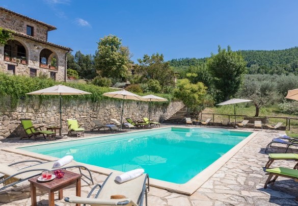 La piscina misura 12 x 6 m ed ha una profondità che varia da 1.50 m a di 2 m - Podere Le Corone 