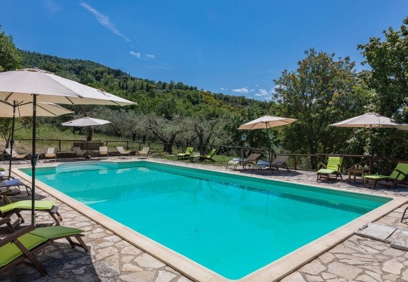 La panoramica piscina si trova a un livello inferiore - Podere Le Corone