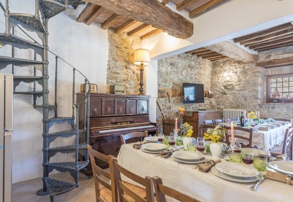 Sala da pranzo con scala a chioccola per il salone per eventi - Podere Le Corone  