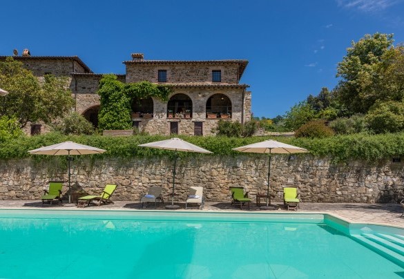 Il casale in pietra visto dalla piscina - Podere Le Corone