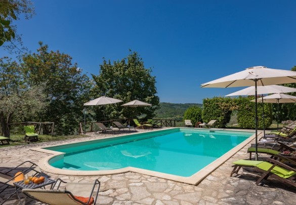 La piscina e la zona prendisole attrezzata con lettini, sdrai, ombrelloni e doccia esterna - Podere Le Corone