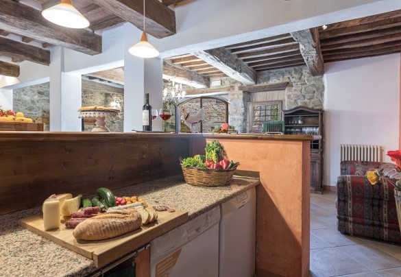 L'accogliente cucina con due accessi per l'esterno - Podere Le Corone 