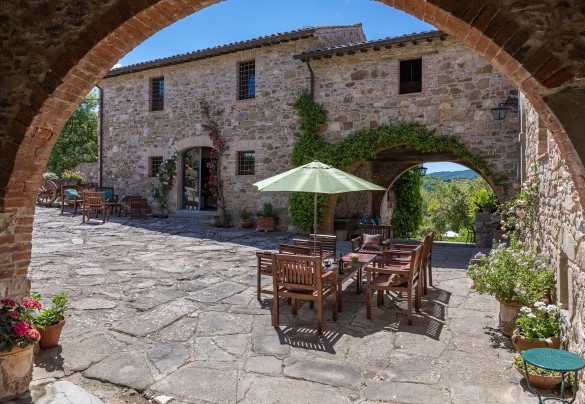 Un aperitivo in pieno relax nel suggestivo cortile - Podere Le Corone