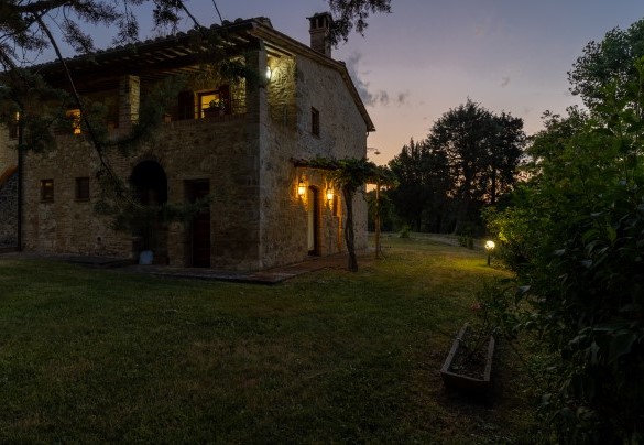 il casale illuminato al tramonto - Podere Madonna di Mezzo