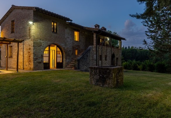Il casale illuminato al tramonto - Podere Madonna di Mezzo