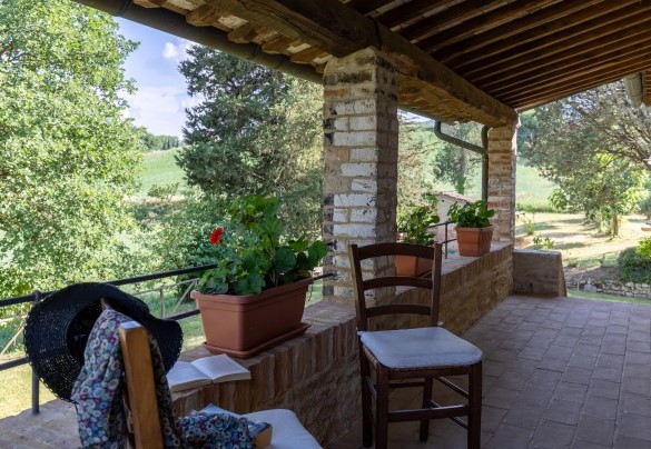 Una scala esterna conduce al balcone del primo piano - Podere Madonna di Mezzo