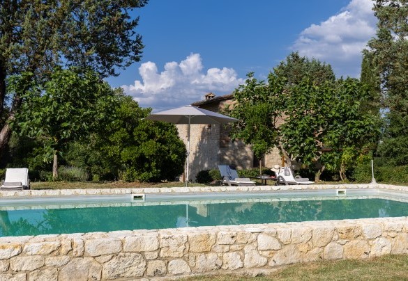 La piscina, con il bordo rifinito in pietra naturale - Podere Madonna di Mezzo