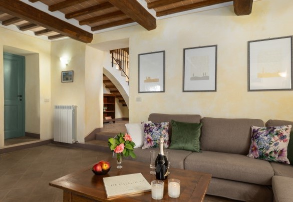 Il salotto al piano terra con camino e Tv - Podere Madonna di Mezzo