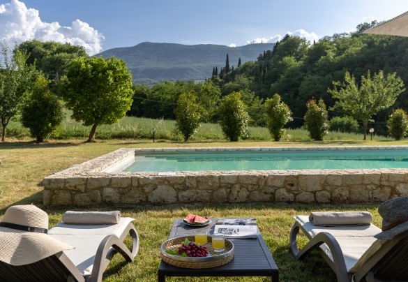 La piscina attrezzata ed il prato adibito a solarium - Podere Madonna di Mezzo