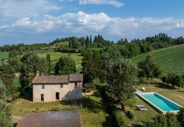 La piscina dista circa 20 metri dal casale - Podere Madonna di Mezzo