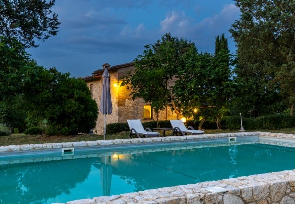 Il casale illuminato al tramonto - Podere Madonna di Mezzo
