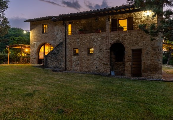 Il casale illuminato al tramonto - Podere Madonna di Mezzo