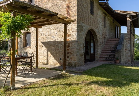 Una  gazebo con tetto in canne naturali offre ombra per il tavolo - Podere Madonna di Mezzo