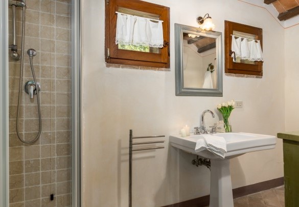 Il bagno a piano terra con area lavanderia - Podere Madonna di Mezzo