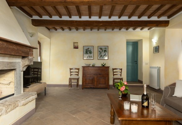 Il salotto al piano terra con camino e Tv - Podere Madonna di Mezzo
