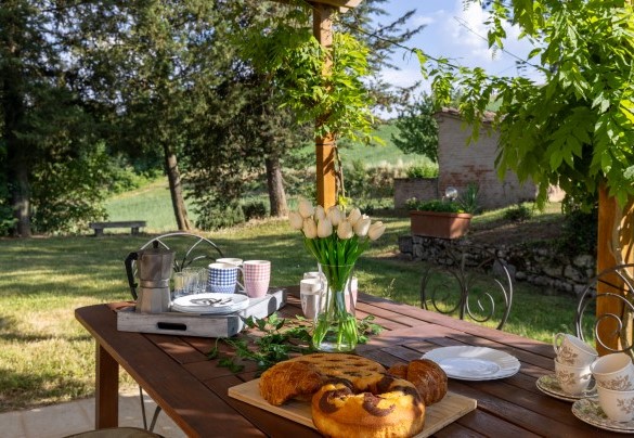 Colazione nel verde, all’ombra del gazebo - Podere Madonna di Mezzo