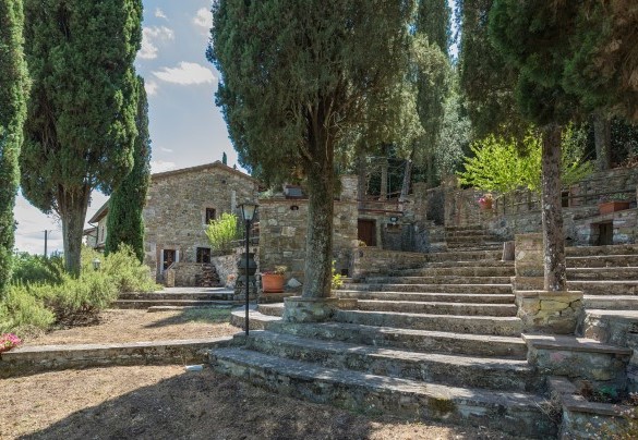Circondano la struttura i viottolini in pietra – Podere Montioni