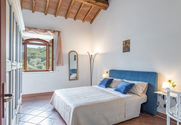 Jacuzzi and hydromassage shower in the master bedroom– Podere Montioni