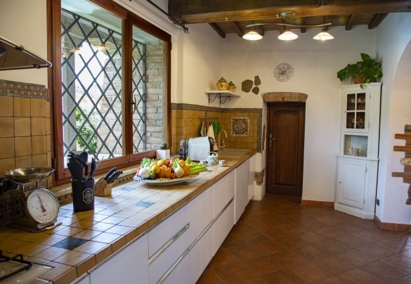 La spaziosa cucina attrezzata in open space– Podere Montioni