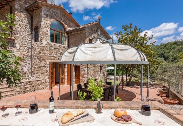 Il gazebo nella zona pranzo esterna – Podere Montioni