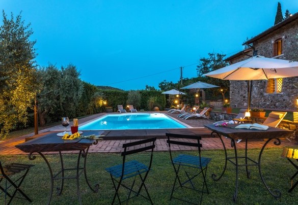 La piscina è contornata da un camminamento piastrellato – Podere Montioni
