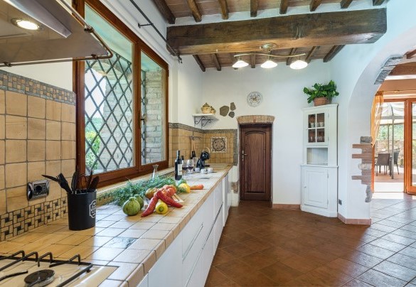 La cucina con ampia finestra con vista su piscina – Podere Montioni