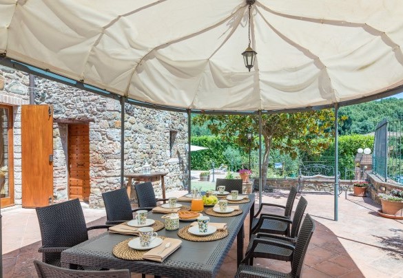 La zona pranzo ombreggiata da un gazebo– Podere Montioni