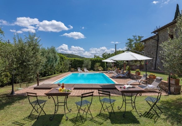 La piscina misura 5x 10 m con profondità che varia da 1,15 a 1,80 m – Podere Montioni